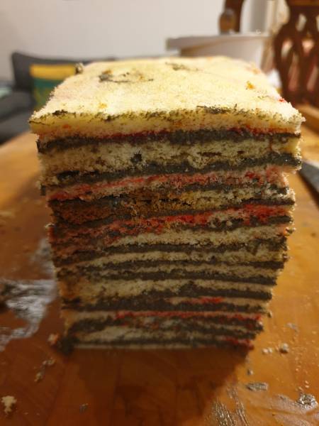 Schichten der Dobosch Torte mit Blut ;-) Schichten der Dobosch Torte mit Blut ;-)