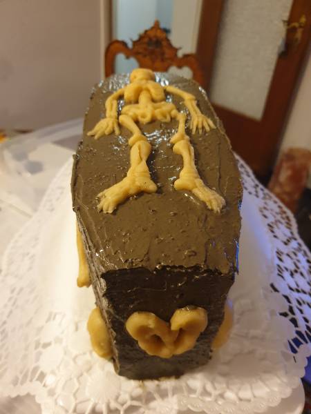 Skelett auf Dobosch Torte Skelett auf Dobosch Torte