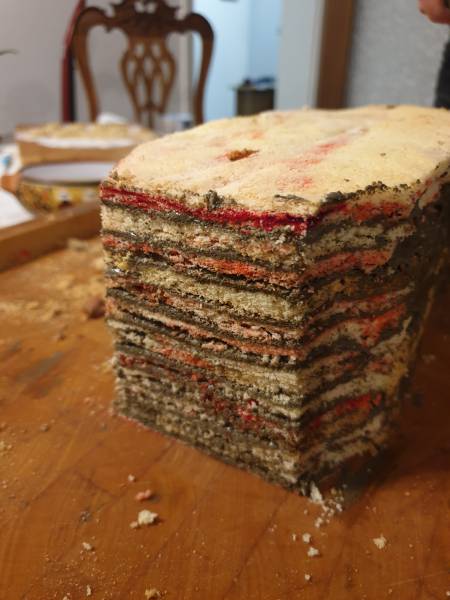 Schichten der Dobosch Torte mit Blut ;-) Schichten der Dobosch Torte mit Blut ;-)